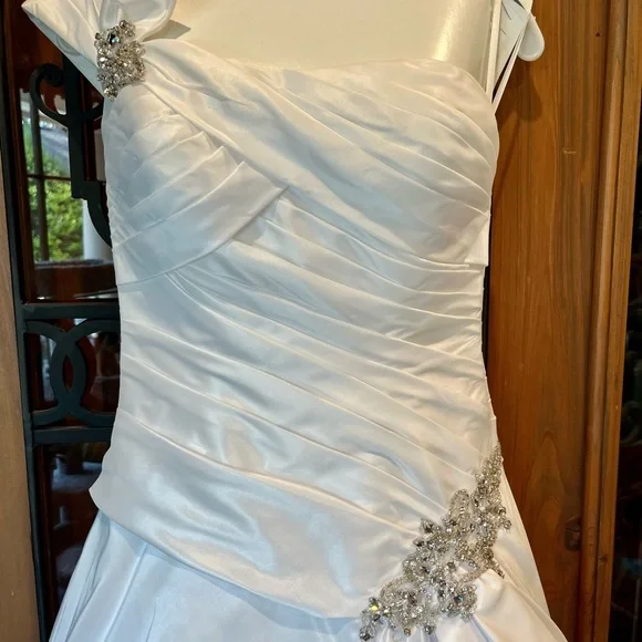 White wedding/presentation dress
